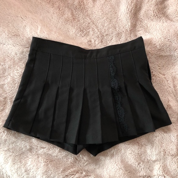🔥2/$30🔥Pull&Bear Black Pleated Skort - Picture 2 of 6